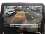 バックモニターを装備しています。駐車時に後方が影像で確認できるので、車庫入れの苦手なお客様や夜間のバック時に大活躍!いまや必須となった装備ですね。