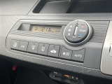【オートエアコン】車内温度を感知して自動で温度調整をしてくれるのでいつでも快適な車内空間を創り上げます。