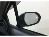 隣車線を走る車両をレーダーで検知し、ドアミラーでは確認しにくい後側方エリアに存在する車両に加え、急接近してくる車両も検知します。車両を検知するとドアミラーに搭載されたLEDインジケーターが点灯します。
