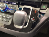 インパネシフトを採用しているので、前席の足元も広々としています。運転席と助手席の行き来もスムーズです!
