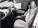 運転席助手席はゆとりがあります★ 足元も大変広々しております。