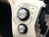 【オートエアコン】一度お好みの温度に設定すれば、車内の温度を検知し風量や温度を自動で調整。暑い&hellip;寒い&hellip;と何度もスイッチ操作をする必要はありません。快適な車内空間には必須の機能ですね♪