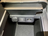 運転席アームレスト内のUSBソケットです。