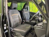 運転席まわりには十分なスペースがあり、大柄な方でもゆったり運転していただける環境です。