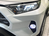 【LEDヘッドライト】悪天候や夜間走行時も良好な視界を確保し安心して運転できる高輝度LEDヘッドライトを装備!点灯速度が早く、消費電力も抑えられています。