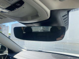 自動防眩機能付きのルームミラー。後方からのまぶしさが軽減されます。
