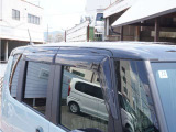 【ドアバイザー】雨の日に少しだけ窓を開けたい。そんな時に便利なドアバイザー付です。