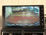 【バックカメラ】 駐車時に車両後方の様子を見ることができるので、運転の不安を軽くします。