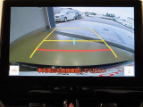 バックガイドモニターで、後方を確認しながら安心して駐車することができます。運転初心者も熟練者も必須の機能ですよ!
