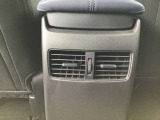 後部座席にもエアコン吹き出し口がしっかり装備されています。