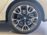 BMWの純正アロイホイールは軽量かつ強度にも優れているホイールで走行性能を引き上げる設計になっております。足元にもBMWは妥協がなくこだわっている個所になります。