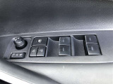 電動格納式ドアミラー付き。 狭い駐車場へ停めた時に、ボタン1つで左右のミラーをたたむ事ができます。