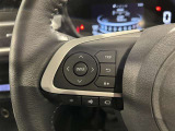ステアリングスイッチ付きで、運転中に視線を前に向けたまま操作できます。