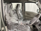 シンプルながら機能性あふれる運転席廻りです。視界性もよく、運転しやすいですよ。
