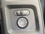 【電動格納ミラー】サイドミラーは電動格納式となっており、狭い駐車場でもキズがつくリスクを抑えられます。