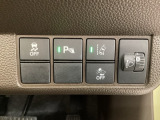 衝突の危険がある時に警告してくれる衝突軽減ブレーキ。車線を外れそうな時に警告し、ステアリング制御してくれる路外逸脱制御機能搭載!