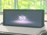 【8.8インチマツダコネクト】車内の雰囲気にマッチした大型のディスプレイ。スマホ接続でのナビ使用やBluetooth再生等、様々な機能が楽しめます。直感的なダイヤル操作が可能で、使い勝手も良好です。