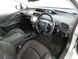 シンプルで使いやすいデザインの運転席です。