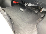 運転席の足元です。ゴム製の純正マットが付いてます。