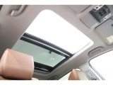 電動サンルーフ装備のお車です!晴天時に開放して、ドライブをより一層楽しむことが出来ます!