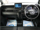 運転にかかわる様々な操作を安全に行えるように視点移動が少なく、操作性に配慮されたスイッチ類が凝縮されたコクピットです。