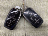 手荷物が多いときでも、スマートキーをバッグやポケットに携帯していれば、キーを取り出すことなくドアの解錠・施錠ができます
