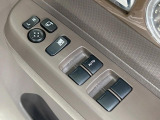 【電動格納ミラー】サイドミラーは電動格納式となっており、狭い駐車場でもキズがつくリスクを抑えられます。