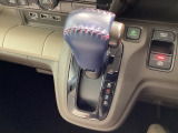 インパネシフトを採用しているので、前席の足元も広々としています。運転席と助手席の行き来もスムーズです!
