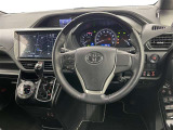 運転席まわりです。 各操作スイッチは使いやすい位置に配置されてます。