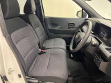 ゆったりと座れる運転席シートですのでストレスなく運転が出来ますよ!