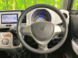 インテリアに合わせたデザインのステアリングは、運転される方のことも考え、運転しやすい形状、大きさです。是非一度、実際に触ってお確かめください。