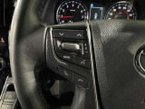 ステアリングスイッチ付きで、運転中に視線を前に向けたまま操作できます。