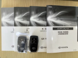 スマートキーは鍵をバッグに入れたままでもドアロックの開閉やエンジンのON・OFFができます。夜間や雨の日も鍵を探さなくて良いので便利です。