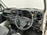 【インパネ】運転のしやすさを最優先に設計された見晴らしの良いフロントビュー。車両間隔が掴みやすく狭い道でも安心♪「安全」と「品質」を最優先に、安心してお乗りいただけるクルマを提供いたします。