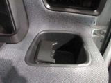 運転席側ドリンクホルダー付いています。