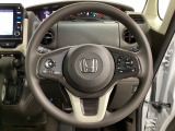 ハンドルにHondaセンシング系のクルーズコントロールやレーンキープアシストなどのスイッチと、オーディオの操作スイッチが装備されています。ハンドルから手を離さず安全に操作できます。