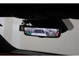 電子インナーミラーです。バックドア内側にカメラを取付けてインナーミラーに後方映像を表示。例えば、後席に大柄の方が座っていても後方確認が難なく出来ます。モニターモードとミラーモードは切替え可能です。