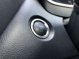 エンジンスタートボタンです。キーが車内にあれば、エンジンの始動・停止はブレーキを踏んでスイッチを押すだけ!キーを取り出す手間を省き、ワンプッシュでエンジンを操作するので簡単でスムーズです。