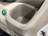 【ドリンクホルダー】ハンドルの右側にはドリンクホルダーが付いています。ちょうど手の届く所にありますので、とっても便利です♪