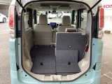 後席は分割可倒式で、用途に合わせてアレンジ可能。荷物の量や乗車人数に応じて柔軟に使える便利なシートです。