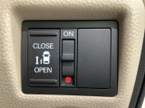 左側電動スライドドアは運転席からでも操作ができるように、ハンドル付近に開閉の操作スイッチが付いています。