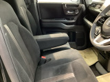 アームレストは、運転中の腕をしっかりと支えることで、疲労を大きく軽減してくれます。