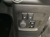 【シートヒーター】運転席助手席にはシートヒーターが、座面と背もたれをすばやく温め、寒い時期にも快適な運転環境を提供します。
