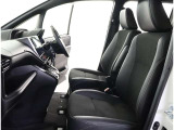 シックな色使いの運転席周りですね。すっきりとしたデザインで上品な色使いです。居心地の良い運転席長く座ってられるリラックスできるデザインがいいですね。