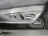 運転席パワーシート搭載。微妙な調整が手軽にでき、ピッタリのポジションで運転することが可能です。