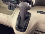 インパネシフトを採用しているので、前席の足元も広々としています。運転席と助手席の行き来もスムーズです!