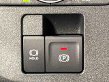 指先だけで簡単に操作が可能な電動パーキングブレーキを採用。「HOLD」スイッチを押すと、渋滞や信号待ちなどでブレーキペダルから足を離しても、ブレーキを保持するので安心です