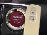 【Hondaスマートキー】カバンやポケットに入れたままでもドアの施錠・解錠が可能なスマートキーを装備。エンジンのオン・オフ時もカギを取り出す必要が無いからとっても便利です♪