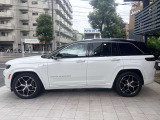 横から見てもバランスのとれたシルエットが魅力的です。街乗りにもアウトドアにも映える、Jeepらしいデザインです。