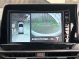 アラウンドビューモニターです。4つのカメラからの映像を合成・処理することで空から見下ろすような視点で周囲を確認でき、駐車時のクルマの位置確認がスムーズになります。